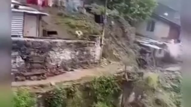 गाँव में ठीक ऊपर मकान में शादी समारोह चल रहा है और तभी नीचे जबरदस्त लैंडस्लाइड हो गया, कितना खतरनाक सीन है

हिमाचल के सिरमौर जिले के शिलाई की है घटना