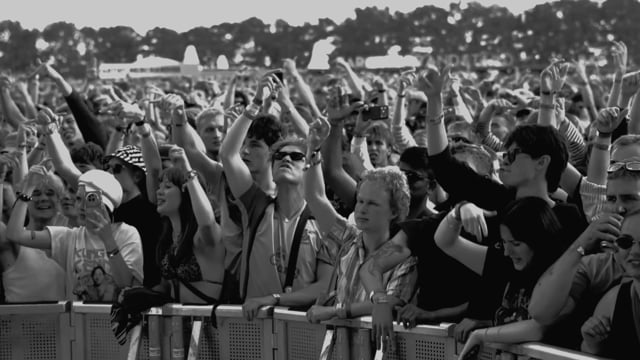Clipse crowd in slowmotion