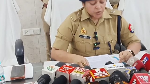 चोरी की मोटरसाइकिलों की खरीद-फरोख्त करने वाले गिरोह का थाना मिर्जापुर पुलिस ने किया पर्दाफाश, 03 शातिर वाहन चोर गिरफ्तार, कब्जे से 07 चोरी की मोटरसाइकिलो के बरामदगी के सम्बन्ध मे अपर पुलिस अधीक्षक  शाहजहाँपुर  की बाइट