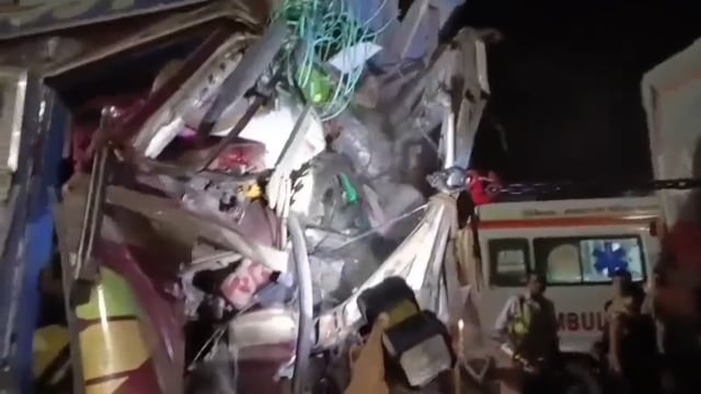 खड़ी हाइवा में तेज रफ्तार ट्रक ने पीछे से मारी जोरदार टक्कर,चालक को किया गया रेस्क्यू,वीडियो देख हो जाएंगे दंग 