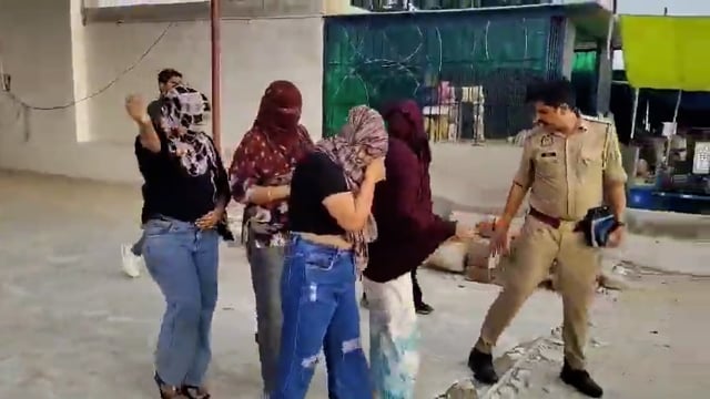 मेरठ- हिंदूवादी नेता ने इस वीडियो के माध्यम से दावा किया है कि उन लोगों ने एक बड़े सैक्स रैकेट