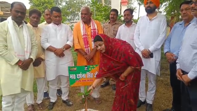 राज्य सभा सांसद दर्शना सिंह ने एक पेड़ मां के नाम लगाकर किया ,महत्वपूर्ण अपील