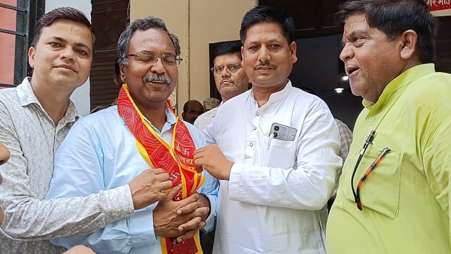 उद्योग व्यापार मंडल नरेंद्र शुक्ला जी ने मजिस्ट्रेट साहब को ज्ञापन देने से पहले पका पहनकर सम्मानित किया बाद में ज्ञापन दिया