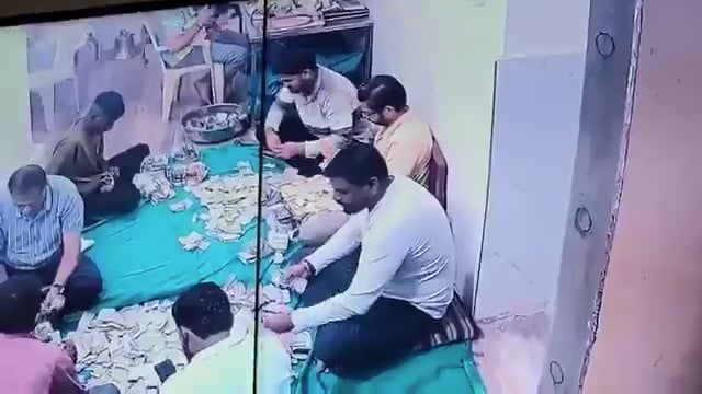 राम मंदिर और बदरीनाथ धाम में चढ़ावा चोरी प्रकरण के बाद यह गुजरात के अंबाजी मंदिर की तस्वीरें हैं। इसमें चढ़ावे की गणना के दौरान एक कर्मी नोटों की गड्डी छिपा रहा है।