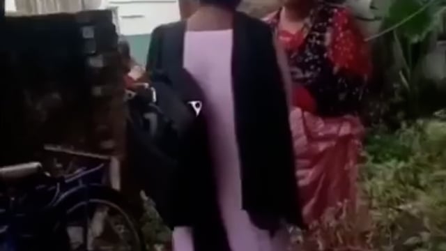 एक हिंदू महिला ईसाई मिशनरी के उस एजेंट की अच्छी तरह खबर ले रही है, जो हिंदुओं का धर्म परिवर्तन कराकर उन्हें ईसाई बनाने आया
