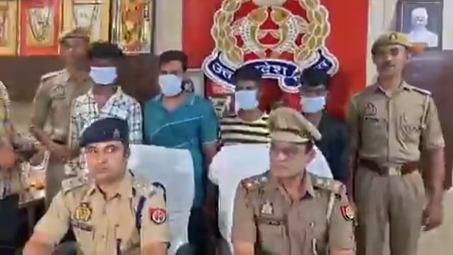 UP: वाराणसी में लंका थाना पुलिस ने शिवेंद्र सिंह, अभिषेक तिवारी, छोटू सिंह,  आशू खरवार को पकड़ा है। 

यह लोग उत्तर प्रदेश से गाय काटने के लिए पश्चिम बंगाल ले जा रहे थे। 16 गौवंश भी पकड़े हैं।
