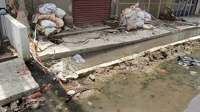 रोडवेज नाली का पानी भर पानी गड्ढे में गिरी बाइक शाहजहांपुर