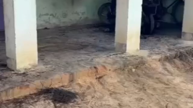महेशगंज के जगतपुर ऐं धा में देर रात घर के बरामदे में लगी आग बाइक समेत लाखों का सामान जलकर राख#latest_news 