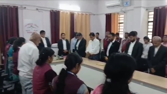 न्यायिक परिवार की नम आंखें: समर्पित प्राविधिक स्वयंसेवक कविता तिवारी को भावभीनी श्रद्धांजलि