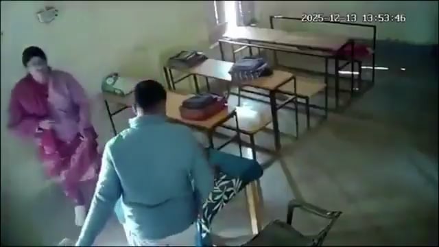 चुम्मी कांड में निलंबित हो गये प्राइमरी स्कूल के मास्टर और मास्टराइन
कन्नौज