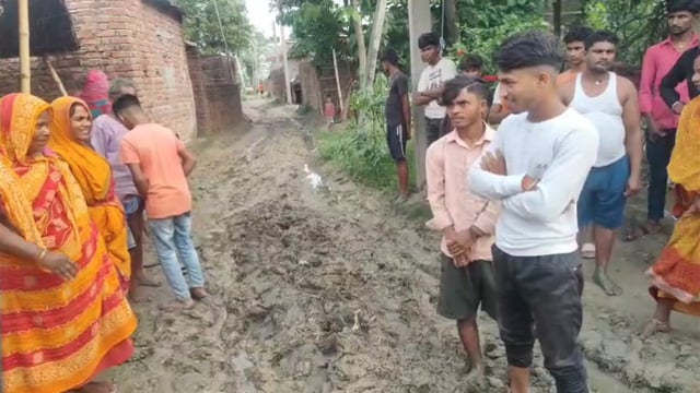 खेखरिया टोला वार्ड-6 की सड़क बनी दलदल, ग्रामीणों का फूटा गुस्सा; बच्चों-बुजुर्गों की राह हुई मुश्किल, पक्की सड़क की उठी 