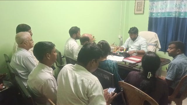 प्रखंड कार्यालय धोरैया में बीडीओ ने आवास सहायकों के साथ की समीक्षात्मक बैठक