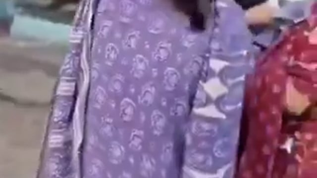 वाराणसी डिप्टी कमिश्नर अंबिका को एंटी करप्शन की टीम ने गिरफ्तार किया है.
अंबिका 50 हजार रुपये की रिश्वत लेते रंगे हाथ पकड़ी गई हैं. मैडम व्यापारी की फाइल में रिटर्न भरने और GST की फाइल निस्तारण के लिए घुस ले रही थी.