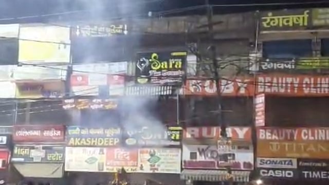 शिव चौक पर  हाथ से गिरी आतिशबाजी मची भगदड़ एक पुलिसकर्मी ने दिखाया साहस ।