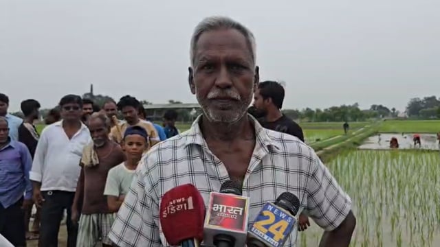 सड़क नहीं तो वोट नहीं सिद्धार्थनगर में ग्रामीणों का अनोखा प्रदर्शन सड़क पर की धान की रोपाई