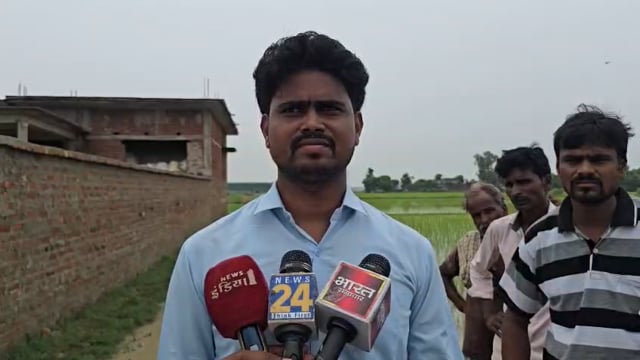 सड़क नहीं तो वोट नहीं सिद्धार्थनगर में ग्रामीणों का अनोखा प्रदर्शन सड़क पर की धान की रोपाई