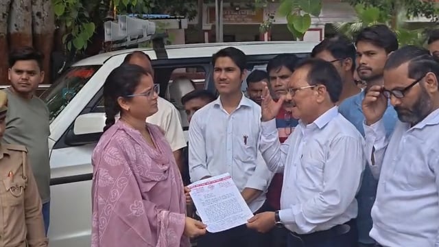रिक्शा यूनियन के नेता ने दिया ज्ञापन 
शाहजहांपुर