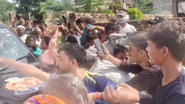 MANT-रास्ता विवाद ने पकड़ा तूल, उग्र भीड़ ने पी आर बी 112 की गाड़ी में की, तोड़फोड़,, 