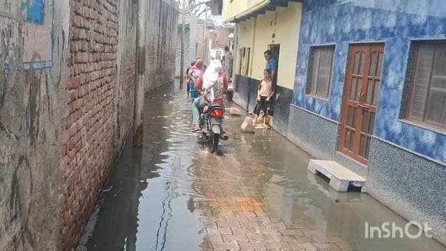 फरह कैलाश नगर कॉलोनी निवासी जल भराव और गंदगी से परेशान