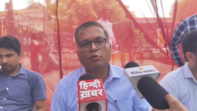 रात में बनी सड़क, सुबह खुदी; डीएम सख्त, एफआईआर के निर्देश