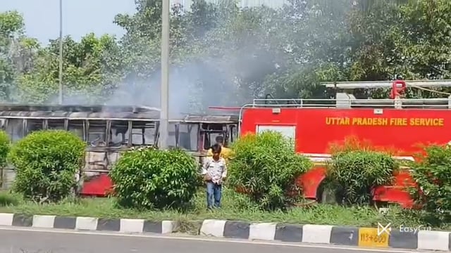 मुजफ्फरनगर में एक बस मे भीषण आग़ मौके पर दमकल की टीम!!