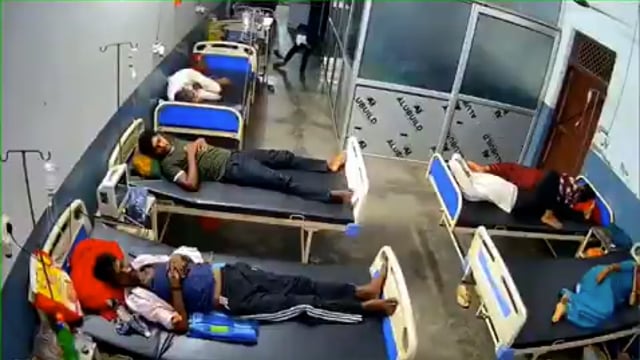 उत्तर प्रदेश : बदायूं के न्यू जीवनदान हॉस्पिटल में एक चोर वार्ड में घुसा और सभी मरीजों के मोबाइल चुराकर ले गया