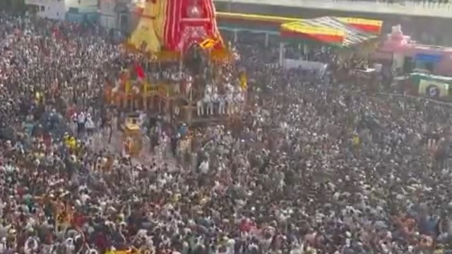 पुरी में रथों पर बैठे भगवान जगन्नाथ, बलभद्र और सुभद्रा।*
ब्राह्मण नायक भगवान जगन्नाथ जी की यात्रा थोड़ी देर में शुरू होगी। तेज बारिश के कारण मुकुट नहीं पहनाया, न झुलाते हुए लाए।  Udisa Jagannath Puri