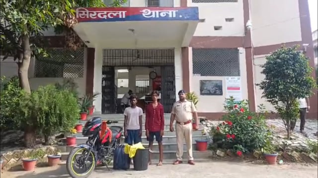 110 लीटर महुआ शराब के साथ बाइक सवार दो लोग गिरफ्तार