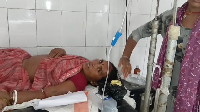 डायरिया से महिला पीड़ित पीएचसी में भर्ती