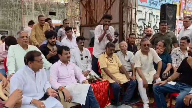 हिंदू संगठन से जुड़े अभिषेक ने कल धरने पर अपने बयान के दौरान कहां की आने वाले टाइम में स्वतंत्र प्रभार राज्य मंत्री कपिल देव अग्रवाल का हलाला हमें ही करेंगे।