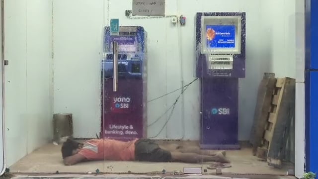 मऊ: SBI एटीएम बना 'आशियाना', AC की ठंडक में सोता मिला व्यक्ति, सुरक्षा व्यवस्था पर उठे सवाल
