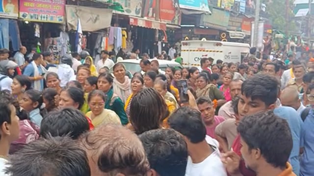श्री जगन्नाथ रथ यात्रा के दर्शन आपको कराए जा रहे हैं श्रद्धालु के द्वारा खींचा जा रहा है