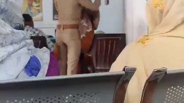 वाराणसी के चौबेपुर थाने में तैनात महिला उपनिरीक्षक रोशनी का एक वीडियो वायरल है, जिसमें शिकायतकर्ता महिला को मारे 5 थप्पड़