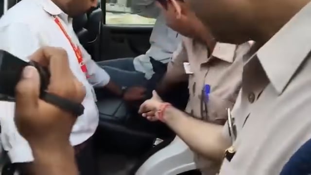 दतिया उपचुनाव: गोराघाट थाना क्षेत्र में स्कॉर्पियो से लगभग 21 लाख रुपये बरामद*...