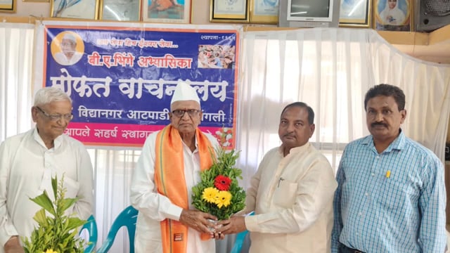 सांगली जिल्हा ग्रंथालय संघाच्या नूतन पदाधिकाऱ्यांचा आटपाडीत सत्कार