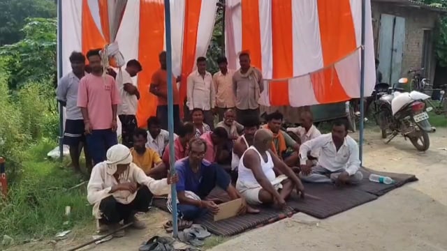 डेढ़ किलोमीटर बदहाल सड़क पर फूटा ग्रामीणों का गुस्सा, इंडो-नेपाल बॉर्डर पर धरना प्रदर्शन