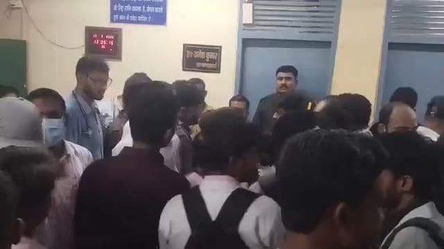 शाहजहाँपुर
 मेडिकल कॉलेज डायलिसिस विभाग में भाजपा नेता की दबंगई,नर्स को पीटा,तोड़फोड़,हंगामा
