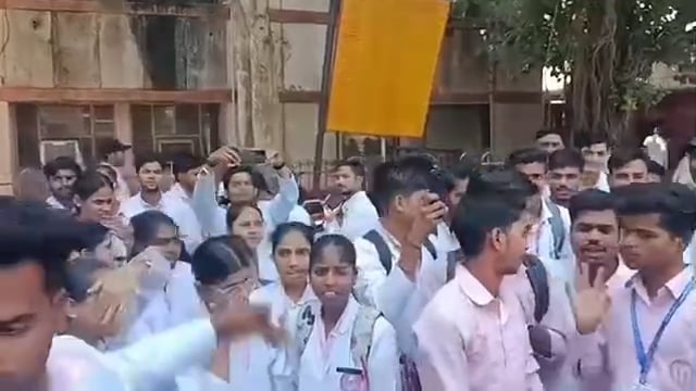 शाहजहाँपुर
 सभी स्टूडेंट ने  हंगामा शुरू कर दिया और धरने पर बैठ गए गिरफ्तारी की करने लगे मांग
मेडिकल कॉलेज डायलिसिस विभाग में भाजपा नेता की दबंगई,नर्स को पीटा,तोड़फोड़,हंगामा पहुंची पुलिस