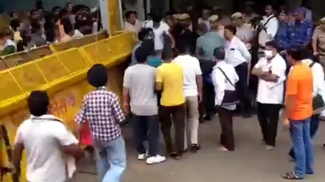 *दिल्ली पुलिस के जवान सादा कपड़ों में आए। मंच पर चढ़े। सोनम वांगचुक को सफेद चादरों से कवर किया, ताकि प्रदर्शनकारी उन्हें नहीं देख पाएं और फिर उठाकर सीधे अस्पताल ले गए।*