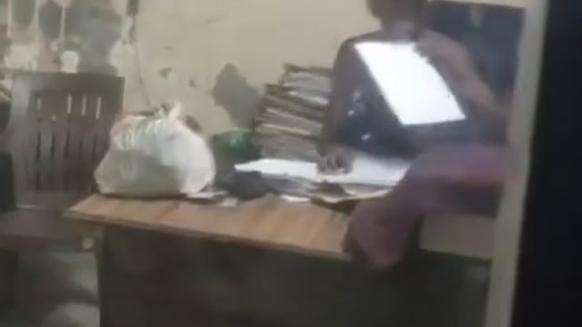 हापुड़ः पुलिस चौकी में घुसा शराबी! दरोगा की टोपी पहनकर काटा गदर, फाड़े सरकारी कागज