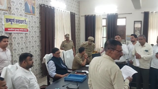 सम्पूर्ण समाधान दिवस में डीएम-एसपी ने सुनीं फरियाद, तहसील परिसर में किया पौधरोपण
