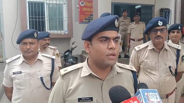एसपी अमितेश कुमार ने किया अमरपुर थाना का औचक निरीक्षण। देखीये उन्होंने क्या कहा।