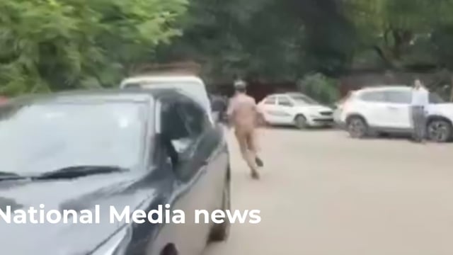 "मेरठ के कमिश्नरी पार्क में भारतीय किसान यूनियन (अराजनीतिक) के कार्यक्रम के दौरान बड़ी संख्या में किसानों की भीड़ जुटी। भीड़ देखकर कंकरखेड़ा के एसडीओ मौके से तेजी से निकलते दिखाई दिए। कार्यक्रम के दौरान यह घटनाक्रम चर्चा का विषय बना।"