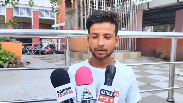 मनपसंद शादी बनी मुसीबत, गांव छोड़कर किराये के मकान में रहने को मजबूर; सुरक्षा की गुहार लेकर मुख्यमंत्री तक पहुंचा दंप
शाहजहांपुर।