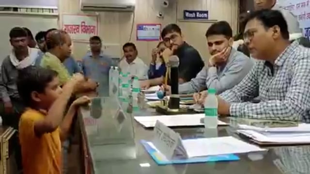 छोटा फरियादी देख..#DM हैरान !!
UP लखीमपुर खीरी से एक बेहद दिलचस्प और हैरान करने वाला मामला सामने आया है,