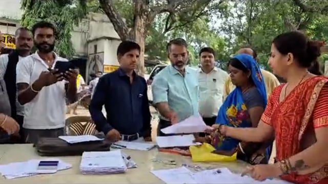 मतदान केंद्रों पर पहुंचे उपायुक्त, गणना प्रपत्र वितरण एवं डिजिटाइजेशन कार्य में गुणवत्ता और समयबद्धता के दिए निर्देश...*