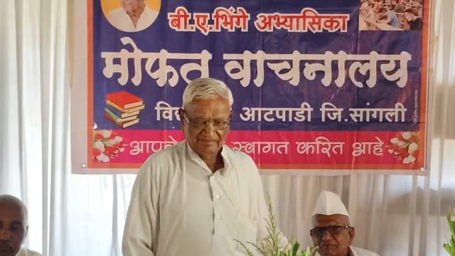 सतीश भिंगे यांचं कौतुक करताना माजी सरपंच शिवाजी तात्या पाटील 