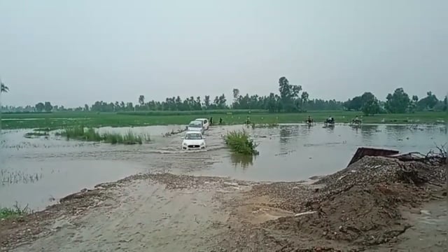 पानी में डूबा डायवर्जन, माधोटांडा-पीलीभीत मार्ग, लोग परेशान