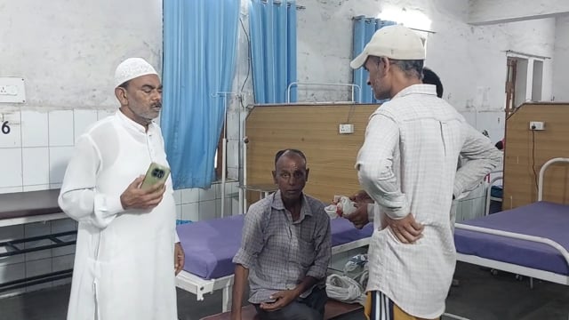 सिकराहना मोड़ पर बंदरों के झुंड ने फेरी वाले पर किया हमला, गंभीर घायल