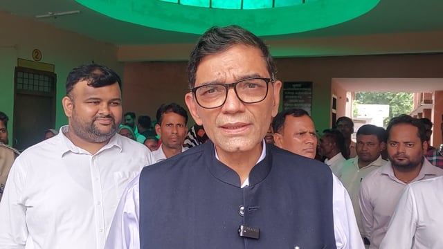 डीएम का आदेश रोस्टर के अनुसार पंचायत सचिवालय में बैठेंगे लेखपाल व ग्राम पंचायत अधिकारी: दी चेतावनी